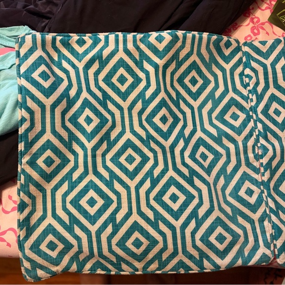 2 pillow case covers! Zip up!Geometric Patterned Fabric🩷 - Picture 4 of 4